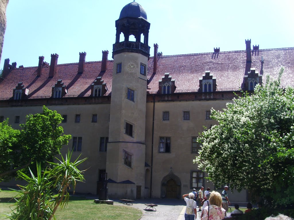 Lutherhaus mit Statue der Katherina von Bora by hwd.herzig