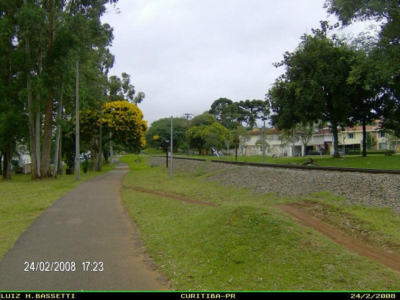 Ciclovia+trilho de trem em Curitiba.Bairro:Alto da XV. by Luiz H. Bassetti