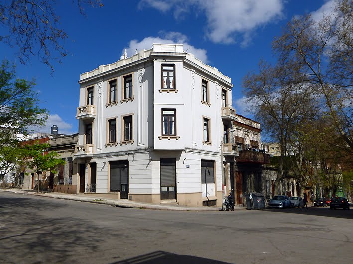 Barrio Sur, Montevideo by Carlos Capelán