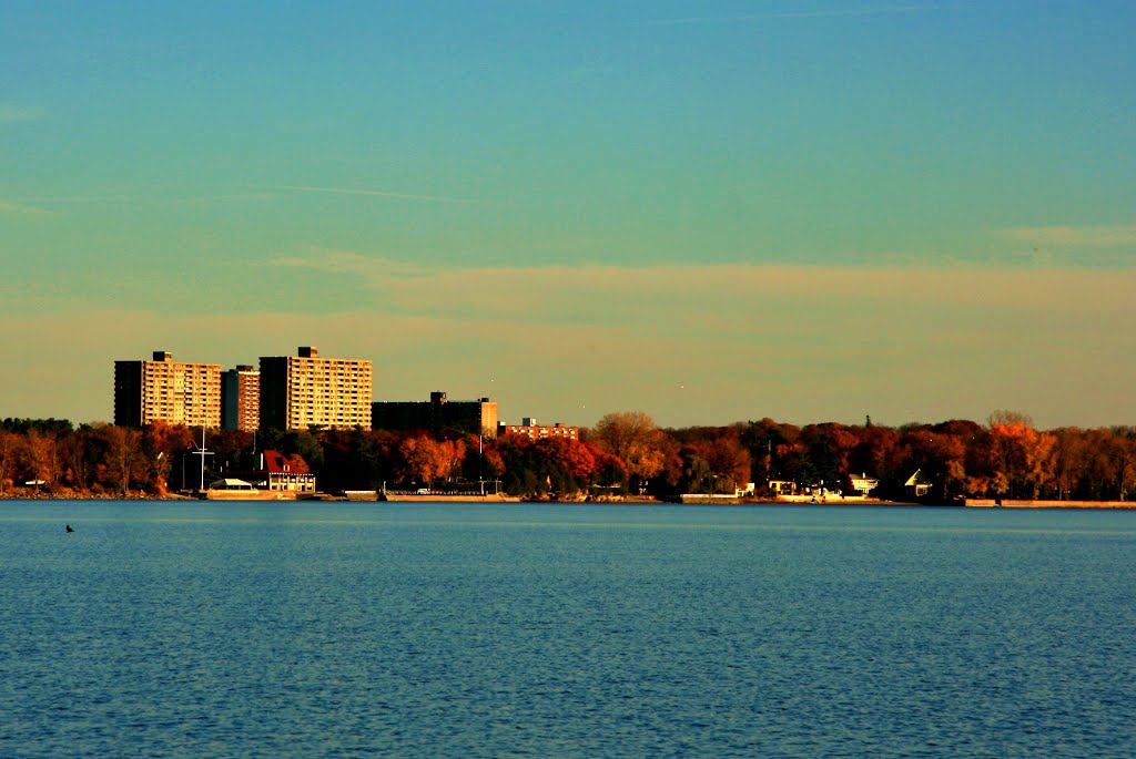 La rivière des outaouais, Ottawa vue d`Aylmer Québec. by Marc Latrémouille