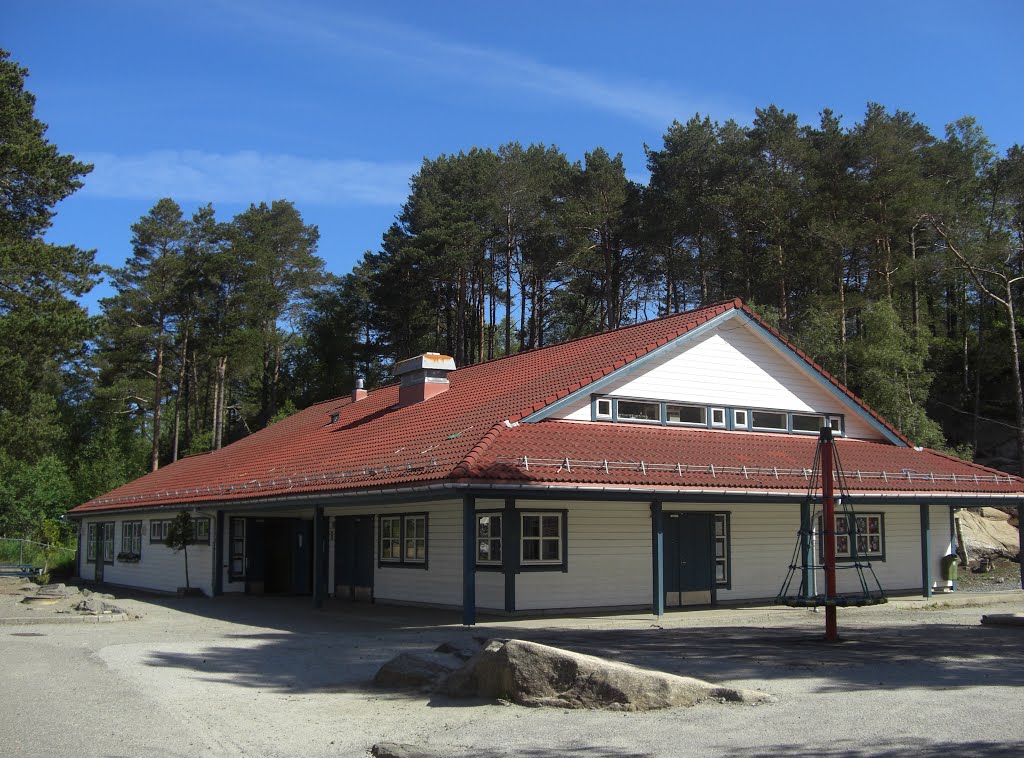 SFO Alvøen school a sunny day in june by Mona Lygre