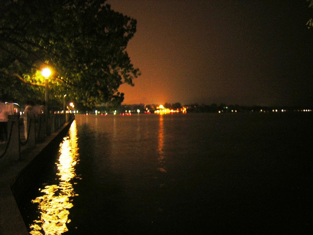 Hangzhou - lungolago di notte by maremagna