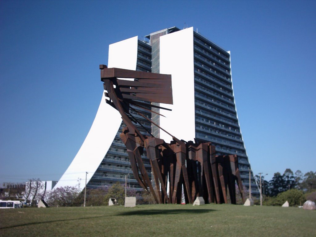 Monumento aos Açorianos e Centro Administrativo (ao fundo) by Fabrício Franco