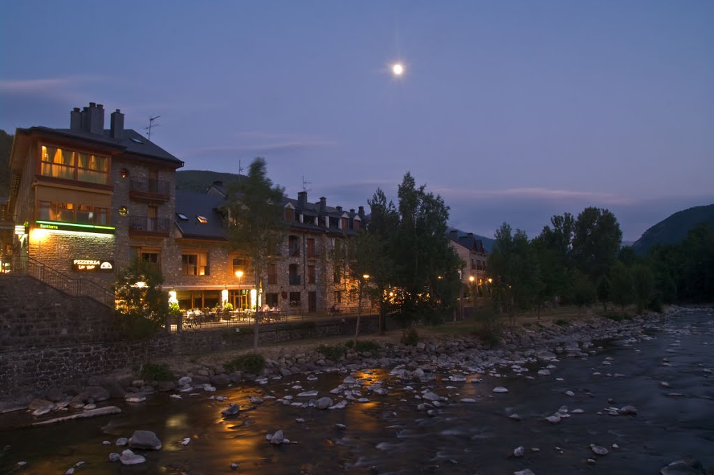 Broto. Huesca. Valle de Broto. Pirineos. by Bartolomé Muñoz