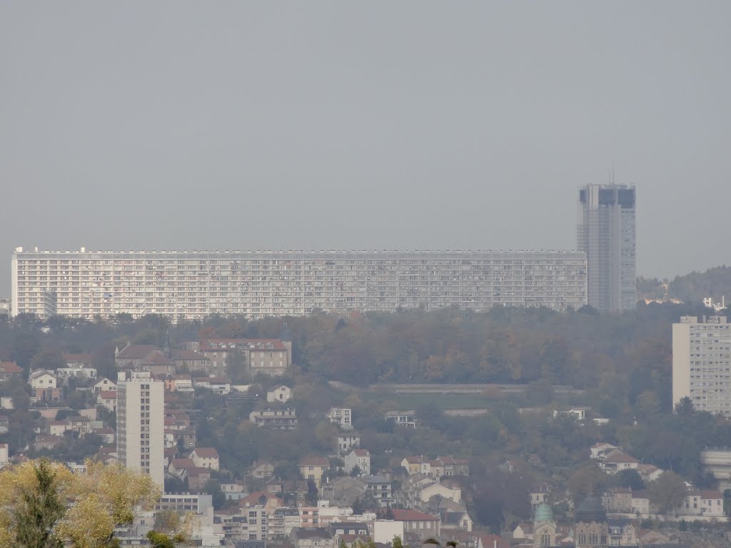 Nancy, France : Les Hauts-du-Lièvre et la tour panoramique sous un rayon de soleil by TitTornade