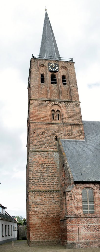 Maurik - Kerkplein 1 : Hervormde kerktoren by Scholte