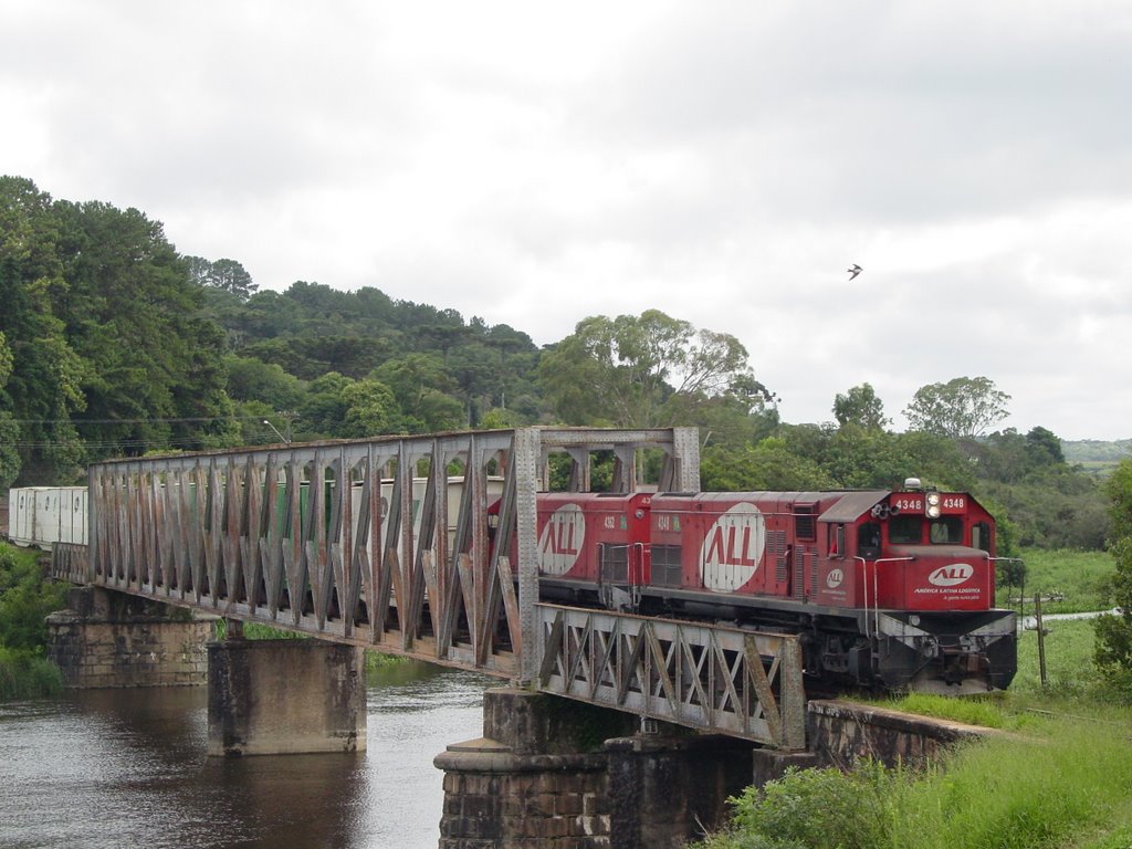 Ponte ferroviária sobre o rio Iapó by marcio bueno