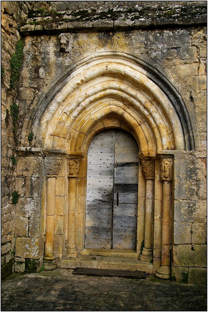 FAJOLES [46] - Porte donnant accès à la chapelle de l’Epître. (février 2008) by Michel Chanaud