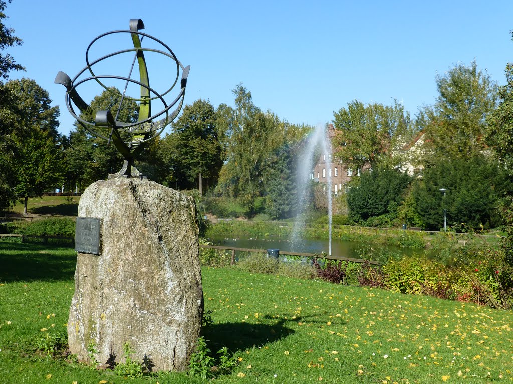 Sonnenuhr, Parksee und Springbrunnen. by Charly-G