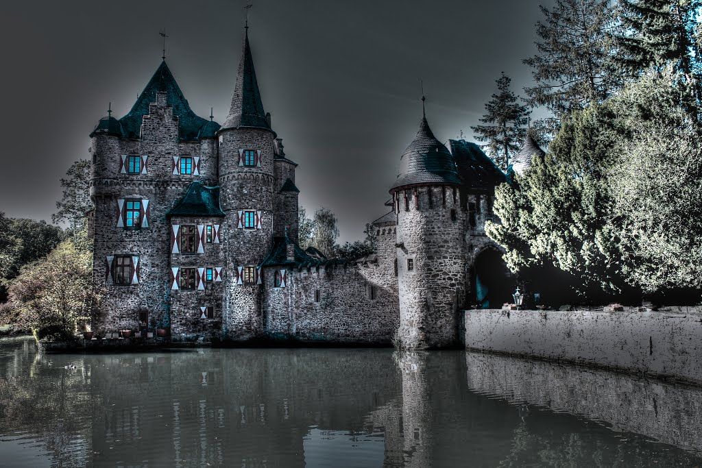 Die traurigen blauen Augen der Burg Satzvey -sad blue eyes- HDR by der_pusher