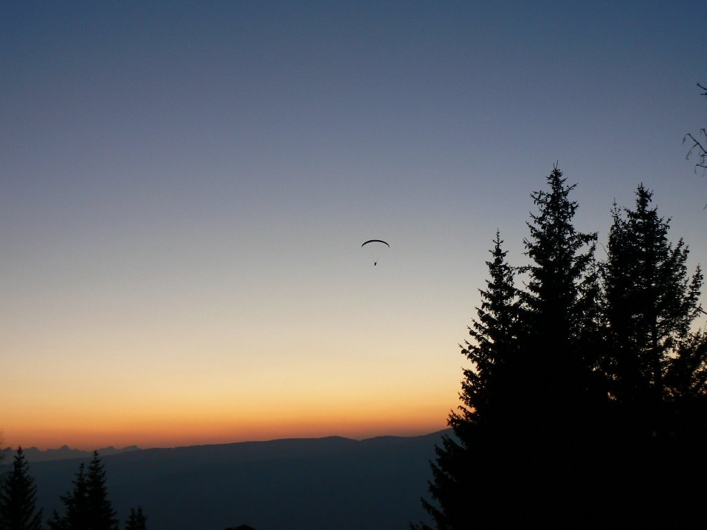 Paragleiter in der Abenddämmerung 2 by Josef Grohs