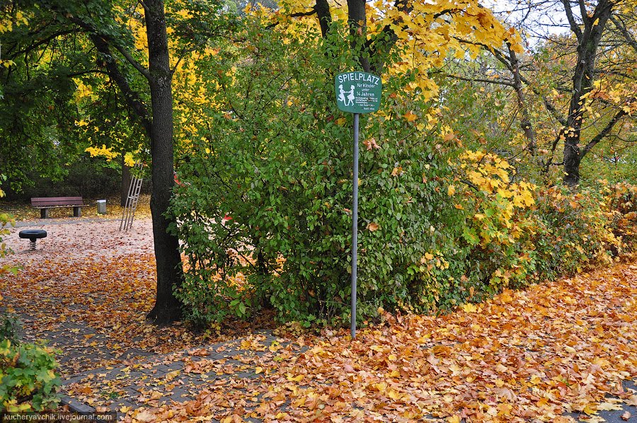 Herbstlicher Ein Kinderspielplatz in der Käsröthe in Forchheim by missoni