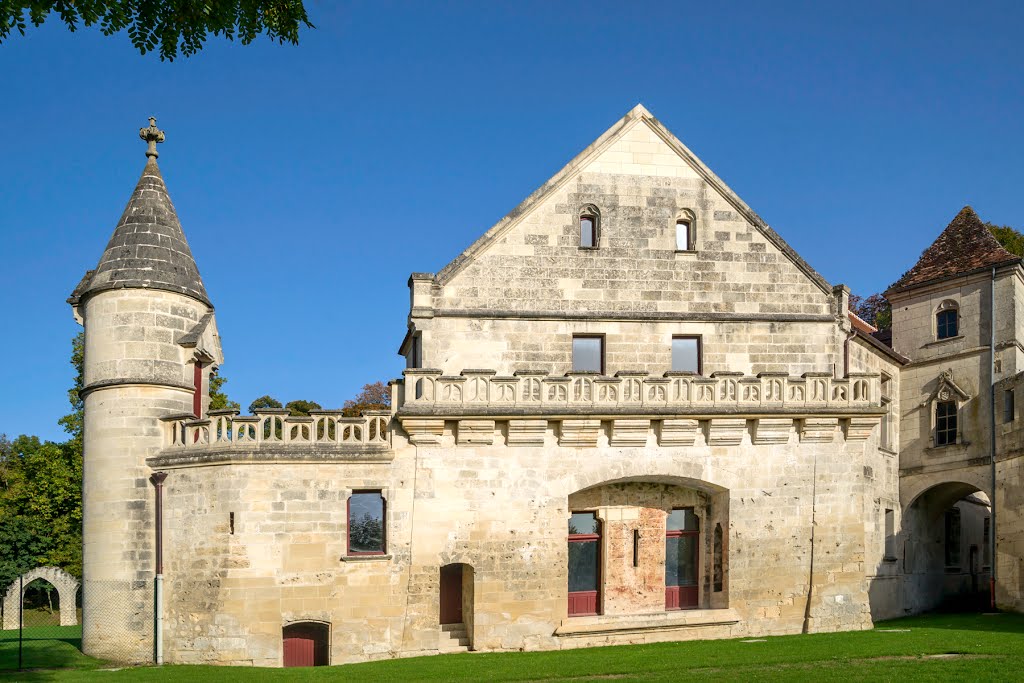 Le logis vue du sud-ouest château Septmonts by Berpiet