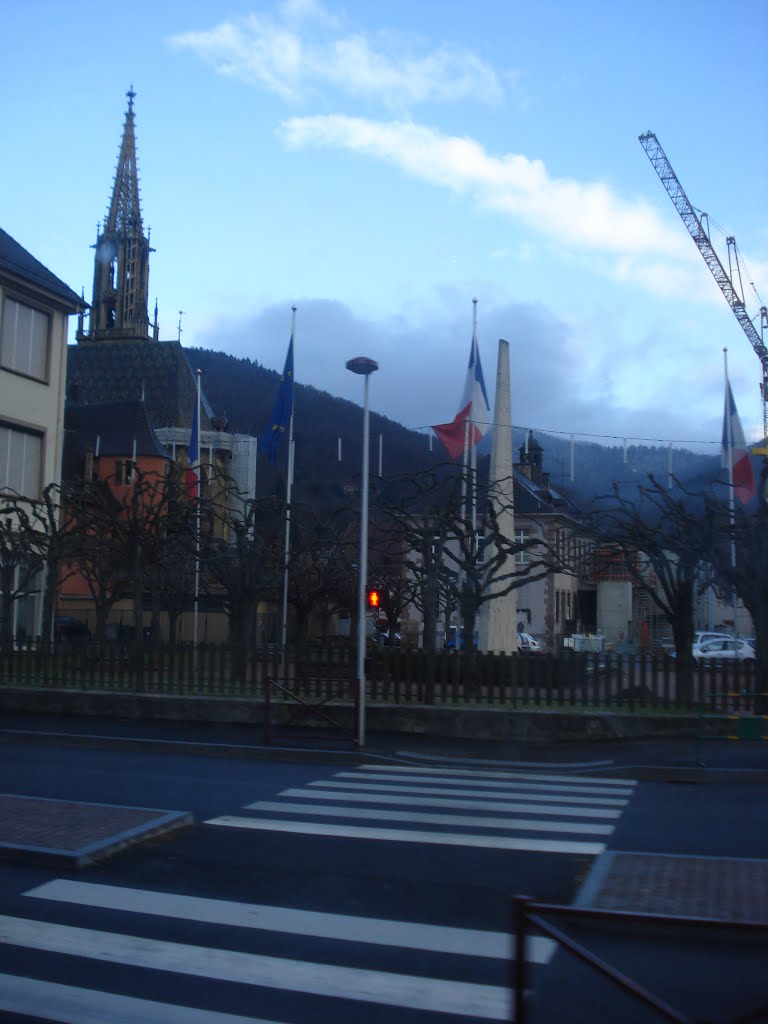 Collégiale Saint-Thiébaut et Monument aux morts vu de train by SocoA