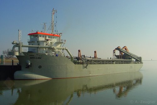 Saugbagger "Mellina" im Hafen by Ali Zett