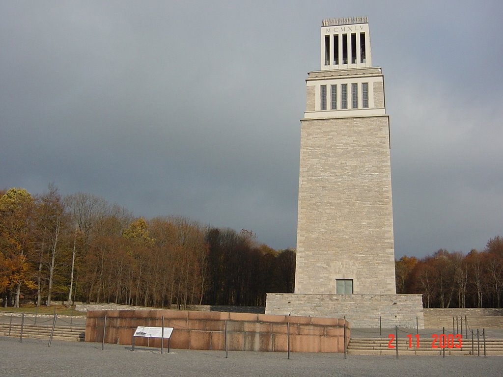 Buchenwaldturm ohne Denkmal, es ist zur Restauration[siehe Datum]. by Roland Groeschner