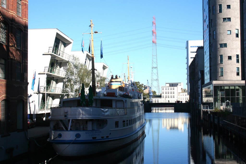 Harburger Binnenhafen Richtung Norden 16.10.2005 by picotuna