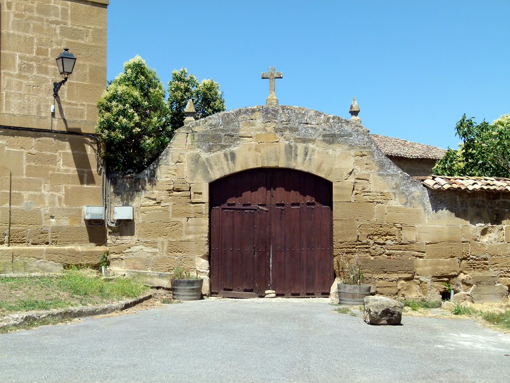 CIHURI (Valle del Tirón-La Rioja). 2012. 05. Casa del Priorato. Entrada de servicio. by Carlos Sieiro del Nido