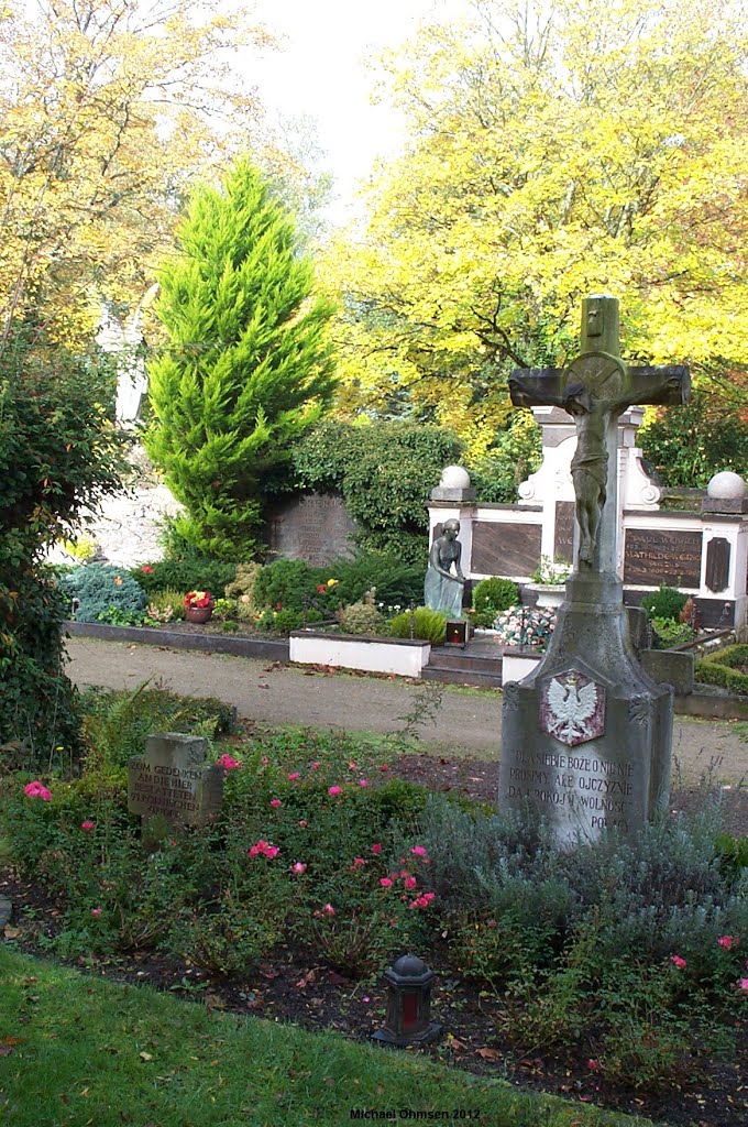 Polnisches Ehrenfeld auf dem Hauptfriedhof in Trier by Michael Ohmsen