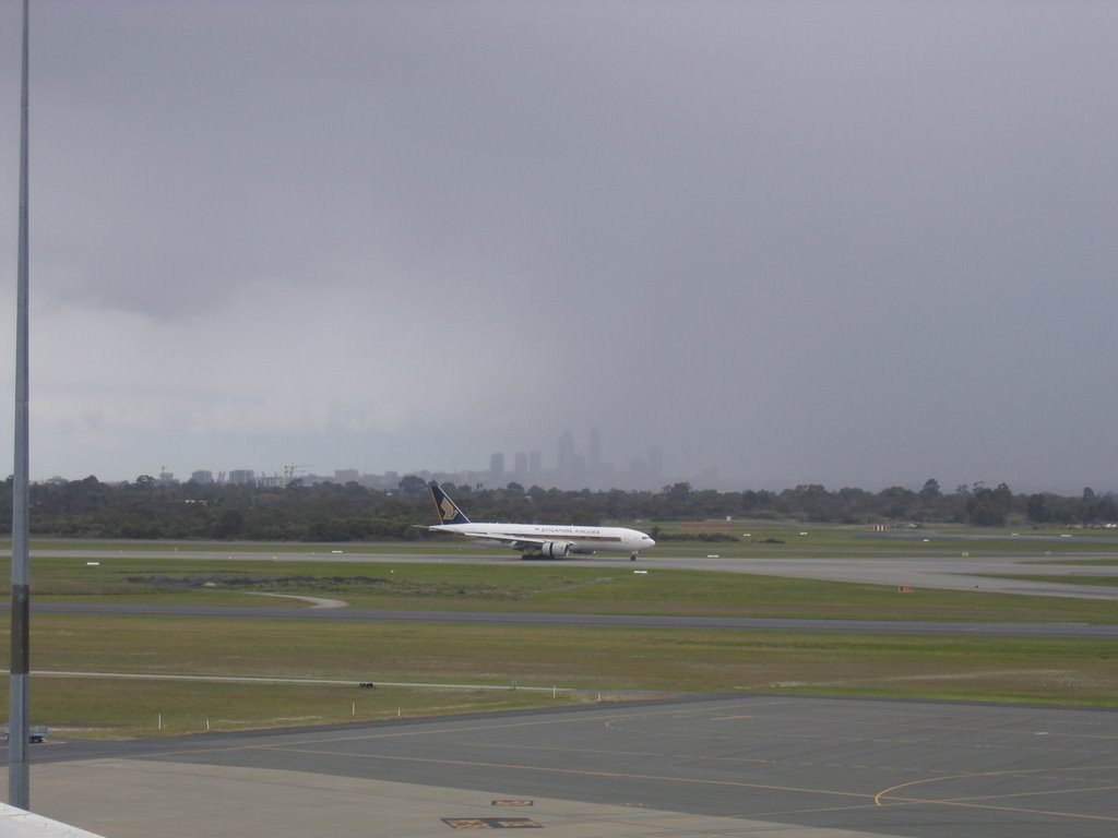 Singapore plane landing at Perth Airport by Justin Longbottom