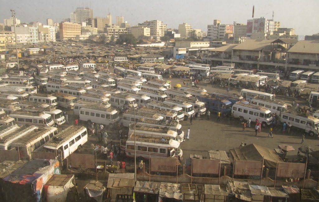 Gare routière et marché adossés au centre ville (quartier Petersen) by Alain Lamotte