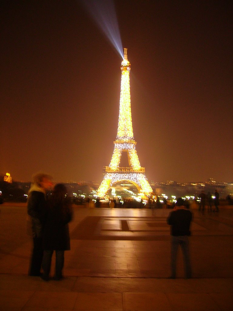 Torre Eiffel de Noche by Miguel Andrés Carden…