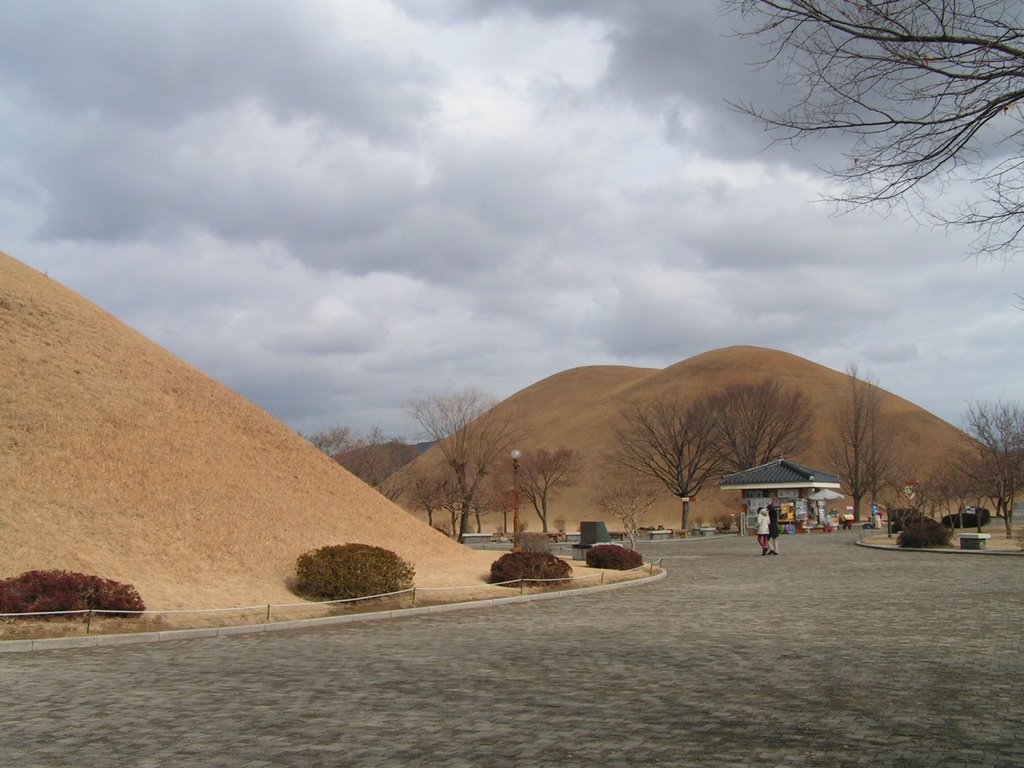 천마총 Somwhere in Gyeongju Historic Area by soungho.jo (조성호)