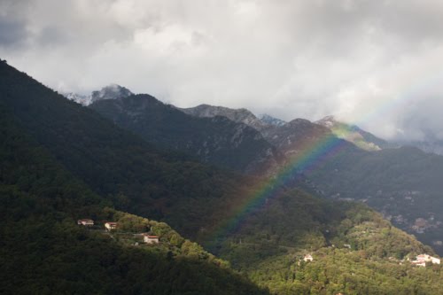 Panorama sulla vallata con l'arcobaleno by Antonio Gibaldi