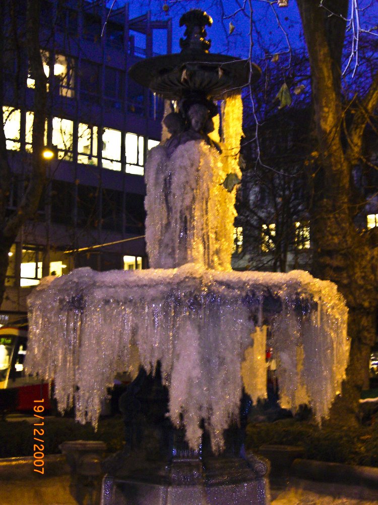 Vereister Brunnen by jellyfish61