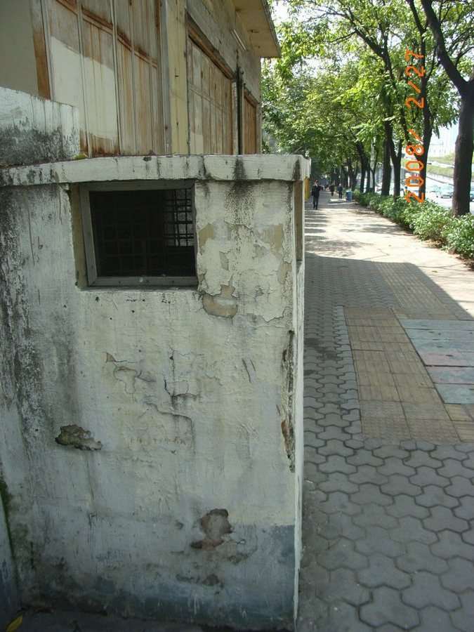 可能是以前的防空洞 Maybe it's an old air-raid shelter, I'm not sure. by sanderluohao