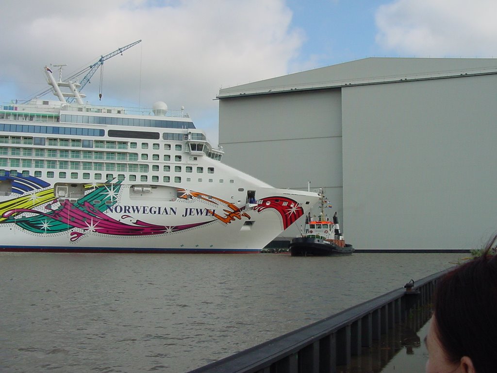 Norwegian Jewel - vor der Werft Papenburg by Uli Zett