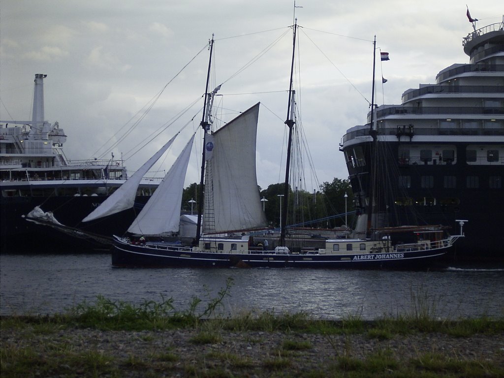 Warnemünde - Albert Johannes by Uli Zett