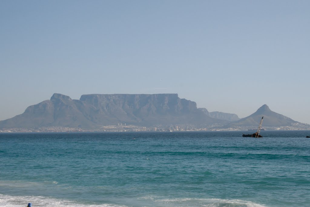 Table Mountain viewed from Blouberg Beach by Cecília Gouvêa