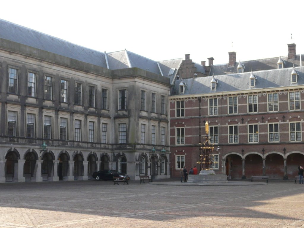 Binnenhof, zicht op ingang oude zaal Tweede Kamer, Den Haag by David Jimmink