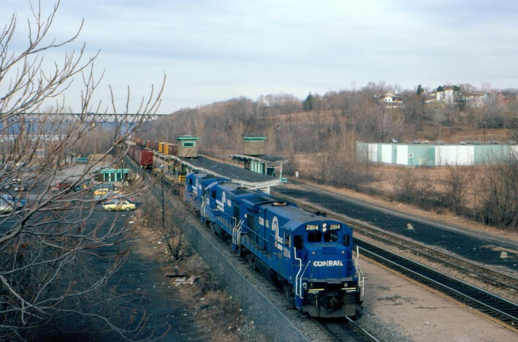 Conrail Freight Train "SELI" with three GE B23-7 Diesel Locomotives providing power at Beacon, NY by Scotch Canadian