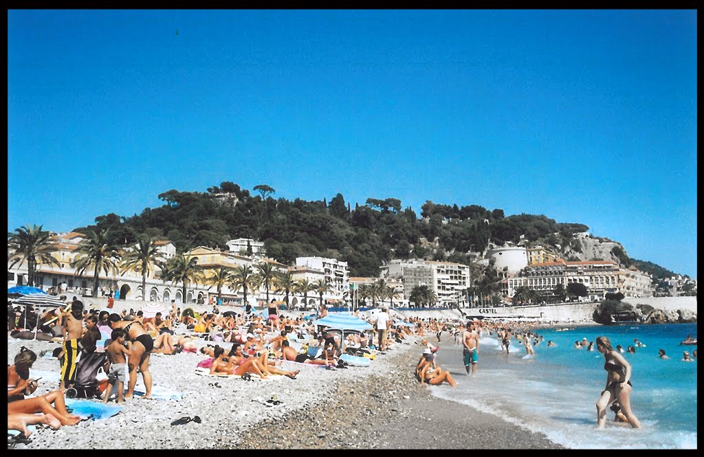 Plage à Nice. by Mathieu des Planteurs