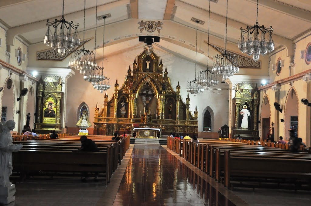 Inside the Church of Santo Tomas-Batangas by cesarcentroncambay