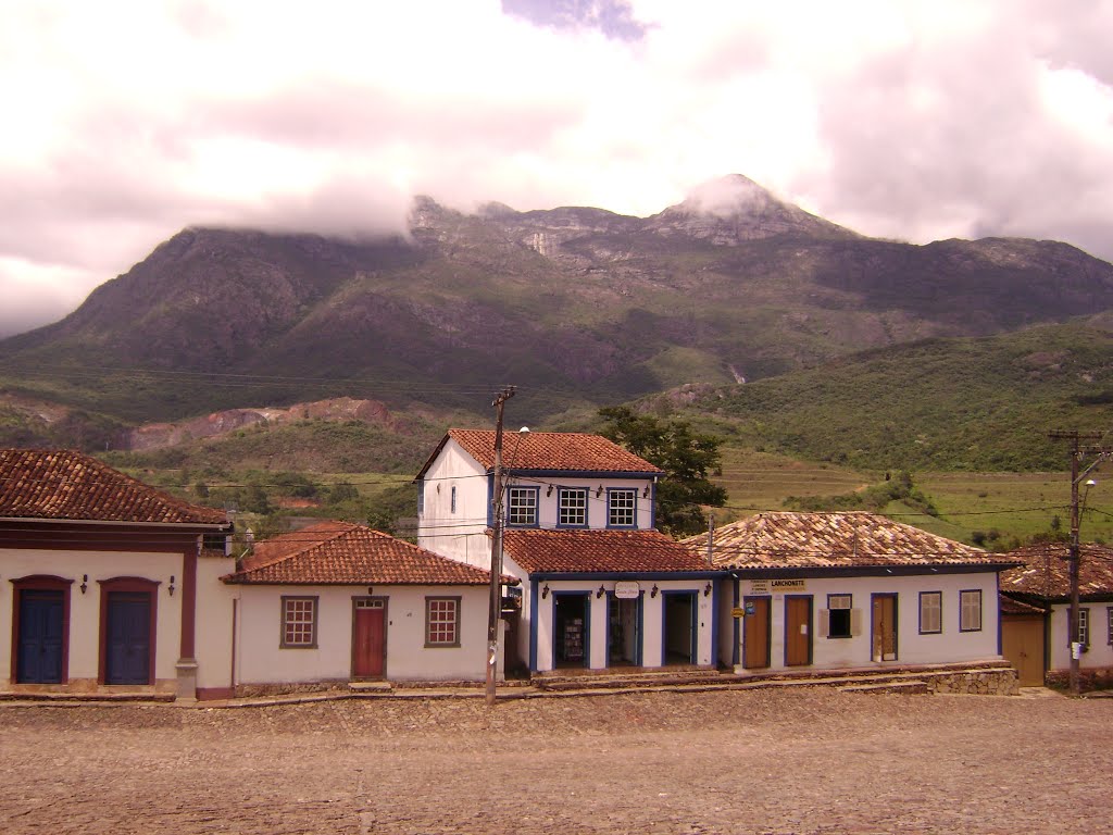 Praça da Matriz - Serra ao fundo - Catas Altas by Tiago A. Torres Gome…