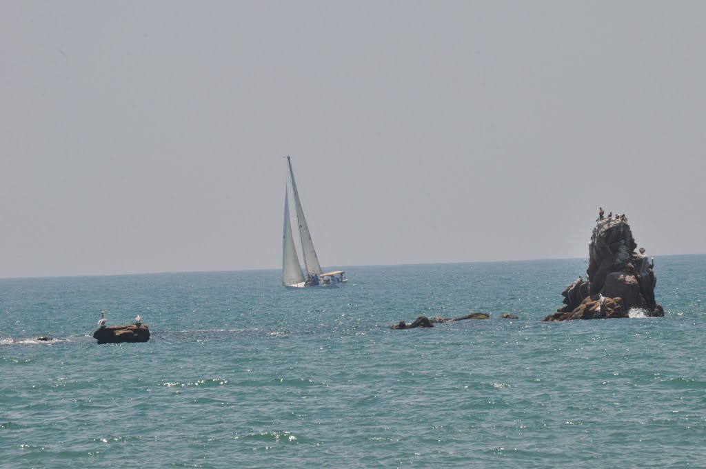 Velero en la bahía de Acapulco by J Pilloni F