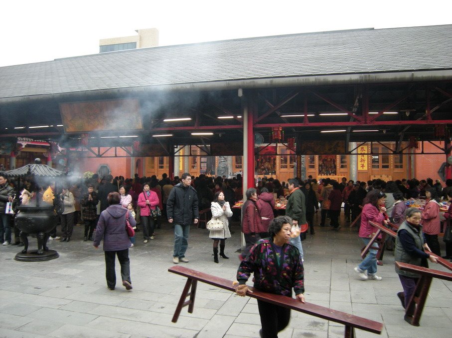 XingTian Temple-行天宮-面對正殿-虔誠的信眾~義工婆婆們辛勤的幫忙挪椅子~ by leric6