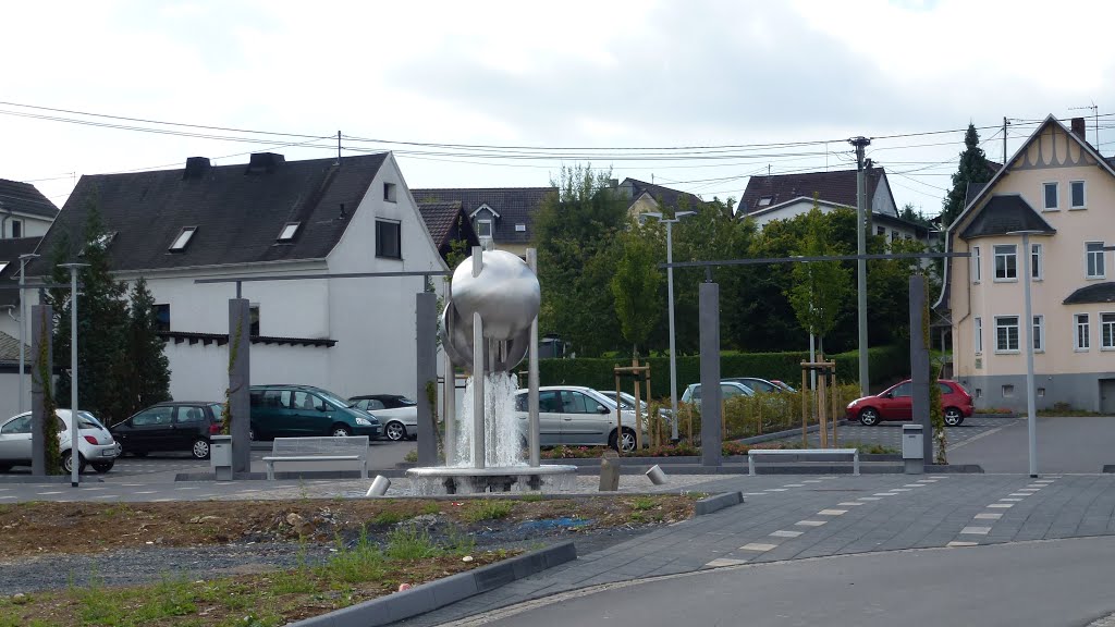 Der Springbrunnen . Gestiftet von Fa. Afflerbach (Bödenpresserei ) by Horst Schumacher