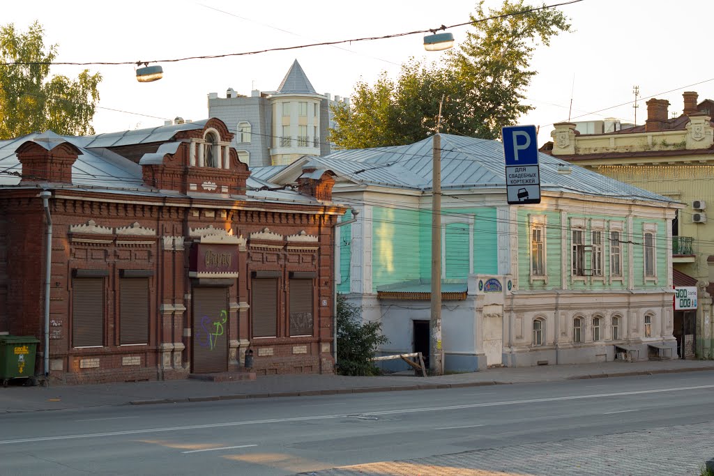 Маленькие домики на главной улице города by knesinka