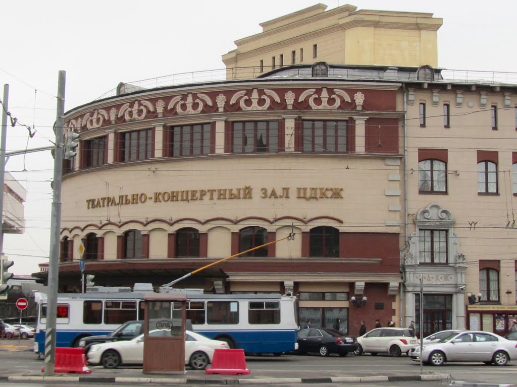 Moscou, Komsomolskaya, théâtre CDKZ by daniel wilk