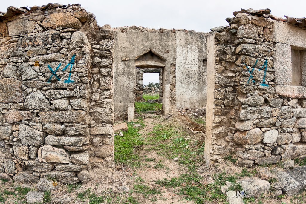 Sierra de Fuentes - Pueblo abandonado La Ventana by PhotoGSuS