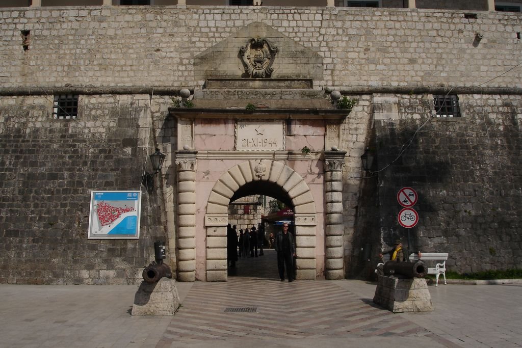 Puerta entrada a Kotor by Álvaro Moreno Gómez