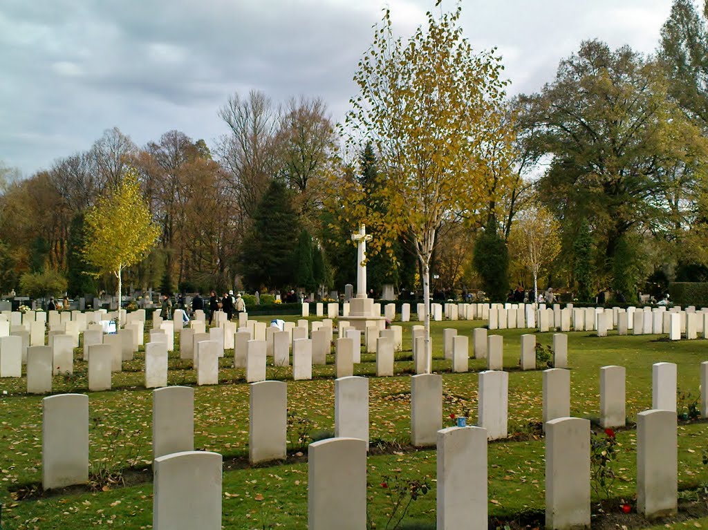 Kraków, The Rakowicki Cemetery - November 1, 2012 the All Saints Day, a section of British Commonwealth military graves of World War II by wuhazet