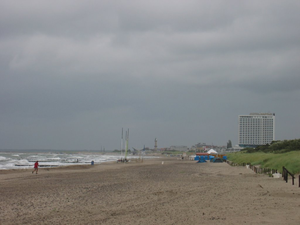 Strand von Warnemünde mit Blick auf Hotel Neptun by Daniel Küchler