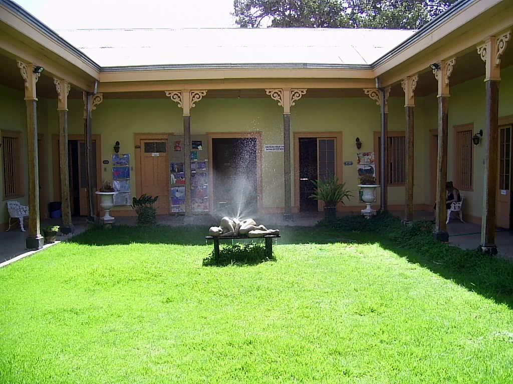 Jardín interior. Casa de la cultura, Limache. by Gerald Foxon