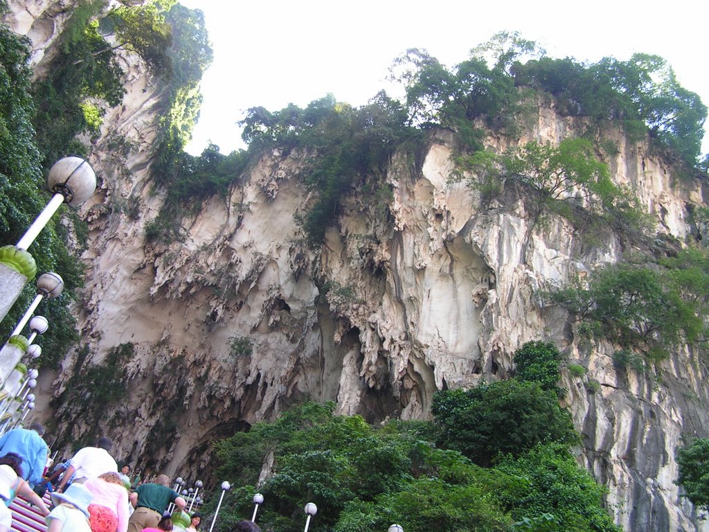 The entrance of the Batu Caves in Kuala Lumpur by © Andre Speek