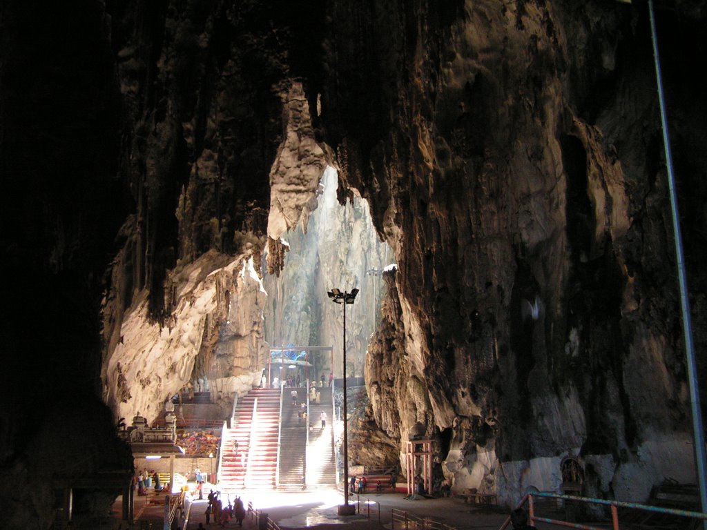 Entering the first hall of the Batu Caves by © Andre Speek